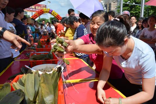 2017年5月30日,B体育文化馆和B体育宝城在宝城商业广场举行中国文化遗产日暨我们的节日:端午主题活动1.JPG